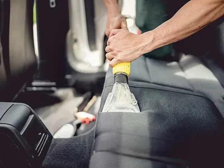 Innenreinigung eines Fahrzeugs