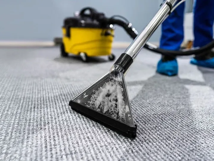 Teppichreinigung mit einer Reinigungsmaschine